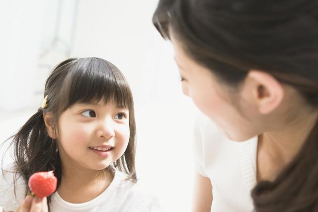 媽媽引導孩子進入