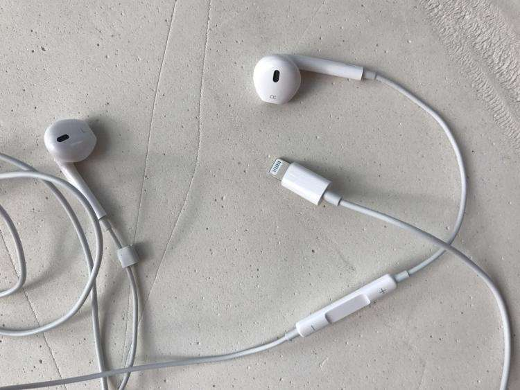 耳機為什么一個有聲音一個沒有