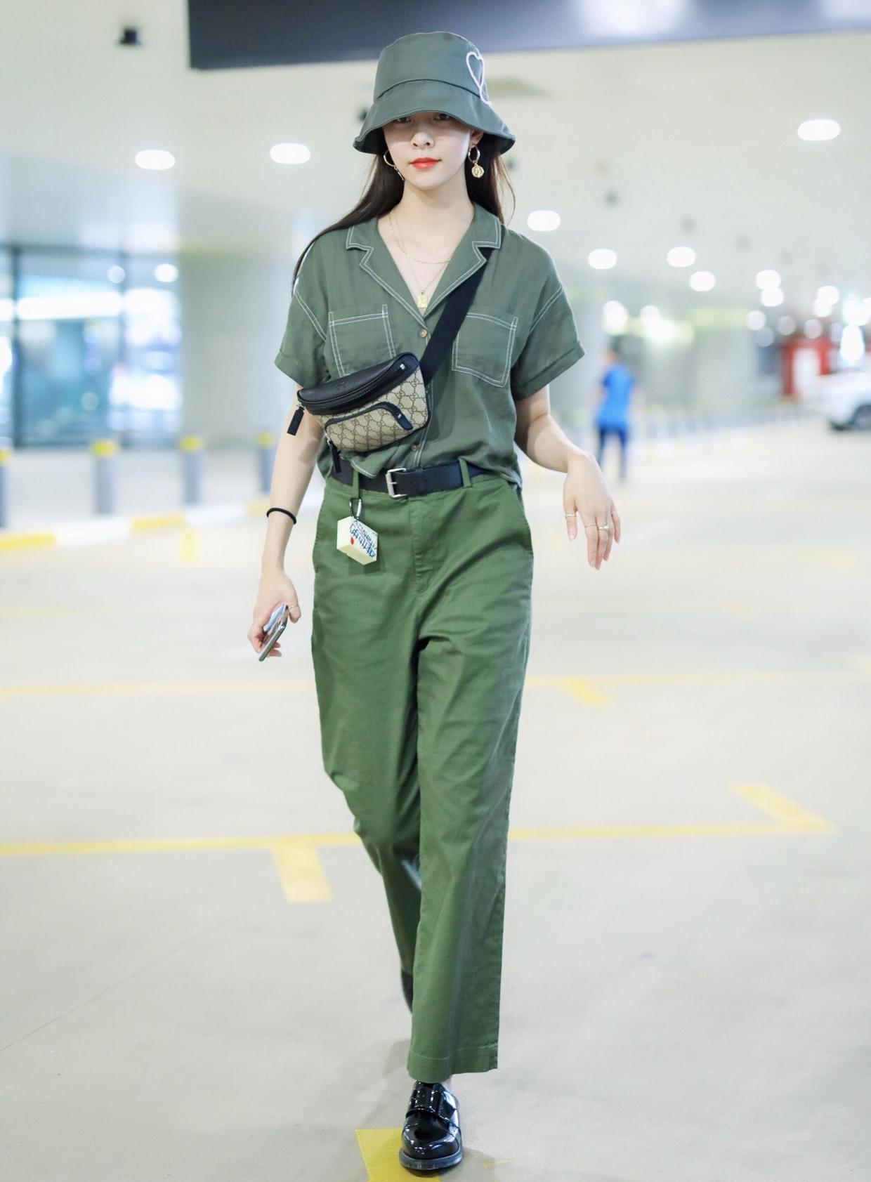 軍綠色褲子配什么上衣