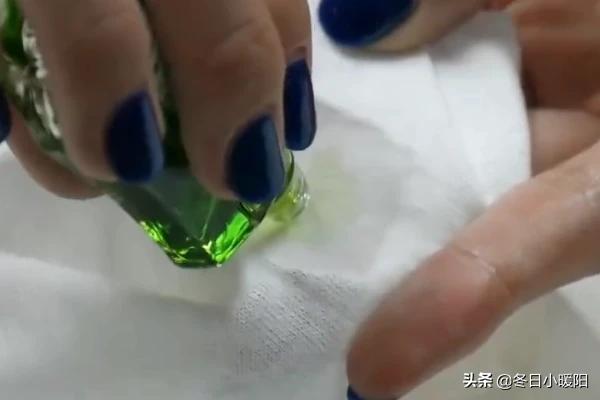 502膠水弄衣服上怎么去除