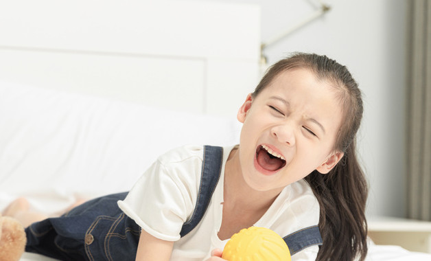 如何洗白衣服更白（白色的衣服怎樣洗白）