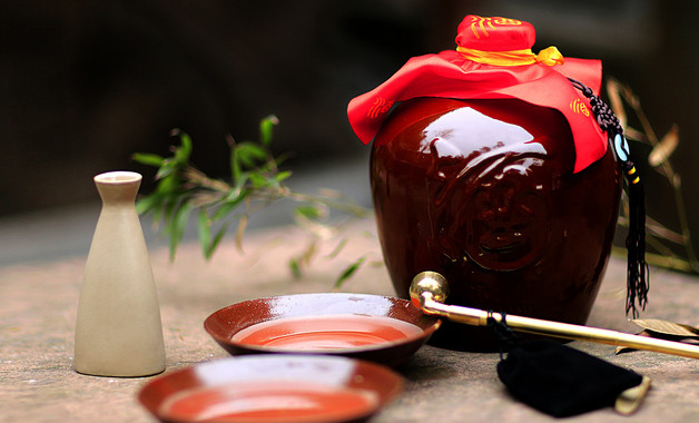 酒紅色外套搭配方法（酒紅色外套配什么褲子好看）