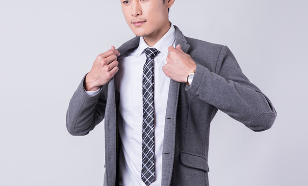 衣服上的膠貼字怎樣去掉（衣服上印的膠字去掉竅門）