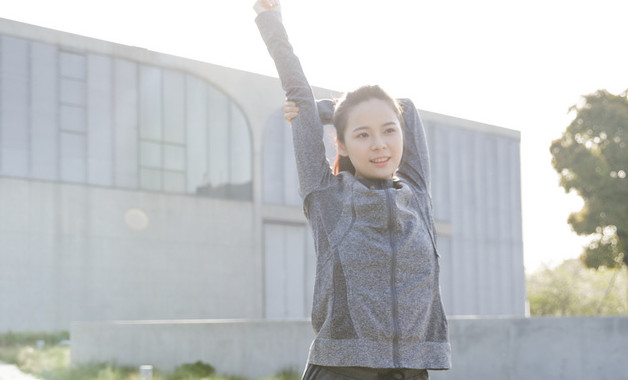 黑色衣服可以怎樣搭配（穿黑衣服顯老怎樣解決）