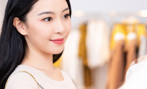 牛仔衣服應(yīng)該怎樣洗（牛仔衣服怎樣洗）