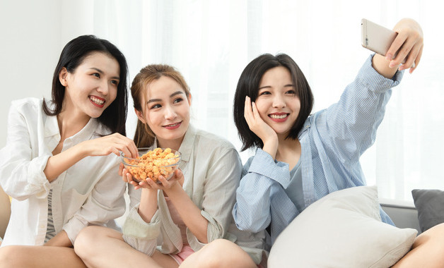 衣服上弄上膠去除方法（衣服上弄上膠怎樣去除）